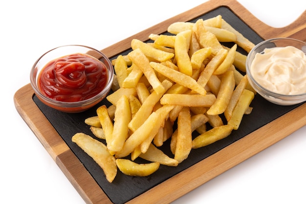 Patatas fritas con ketchup y mayonesa aislado sobre fondo blanco.