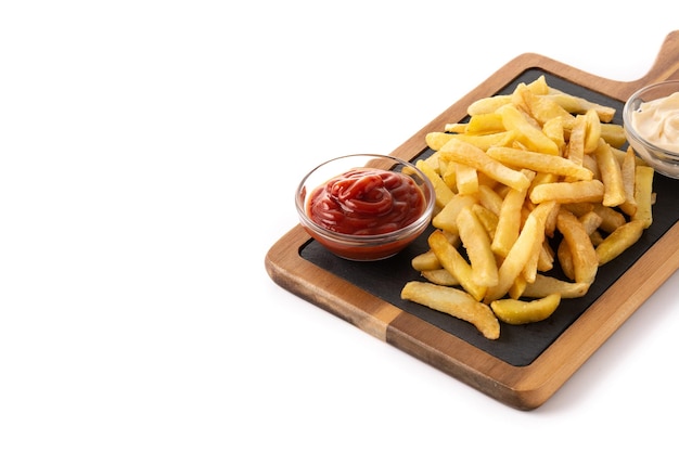 Patatas fritas con ketchup y mayonesa aislado sobre fondo blanco.