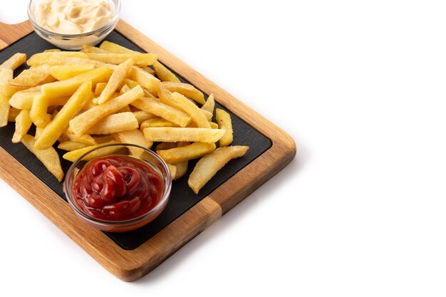 Patatas fritas con ketchup y mayonesa aislado sobre fondo blanco.