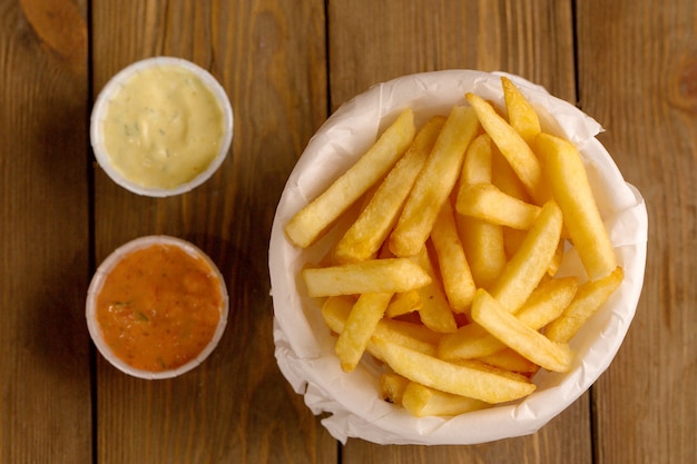 Patatas fritas en una mesa de madera