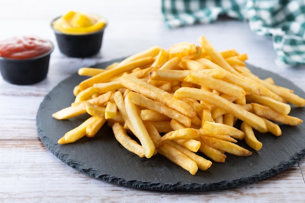 Foto gratuita patatas fritas patatas fritas en mesa de madera