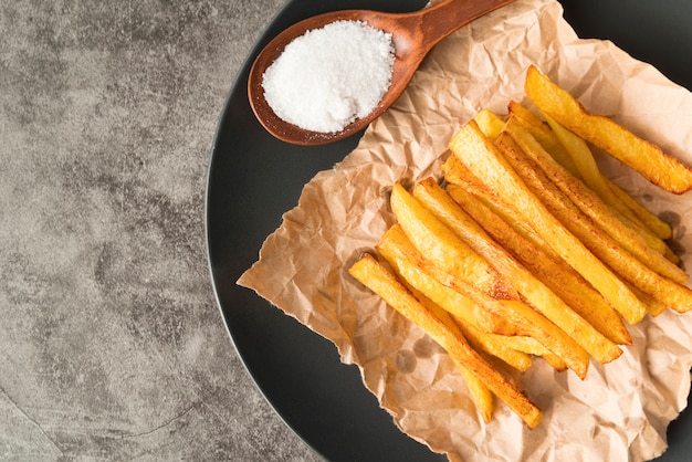 Patatas fritas en placa gris con espacio de copia