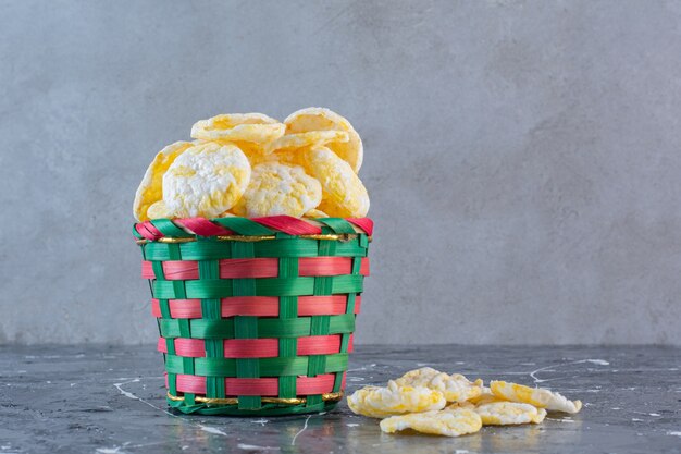 Foto gratuita patatas fritas con queso en un tazón, sobre la superficie de mármol