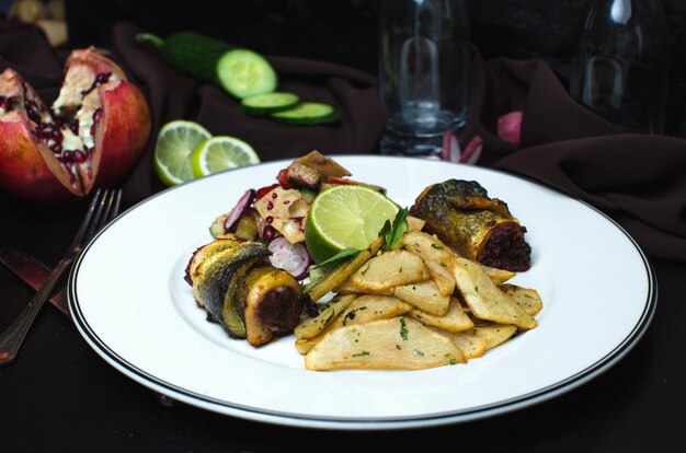 Patatas fritas y rollo de pescado relleno