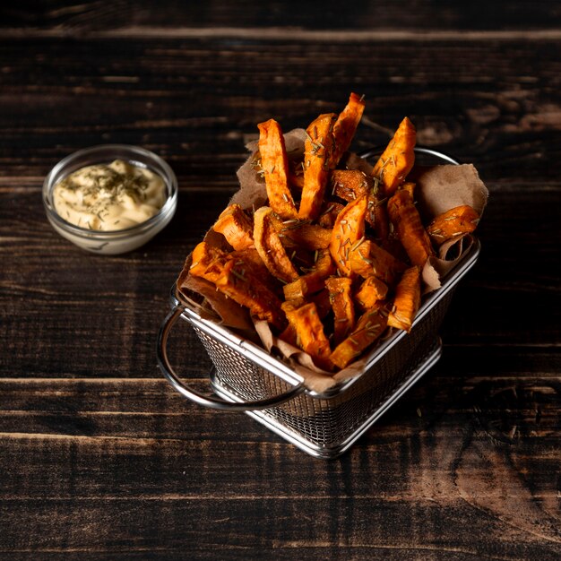 Patatas fritas y salsa de alto ángulo