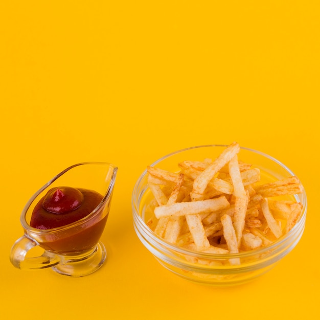 Patatas fritas y salsa de ketchup