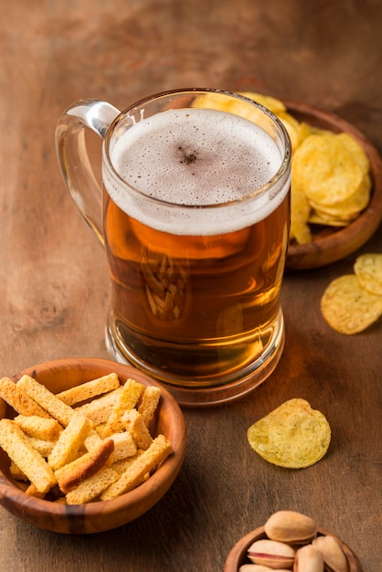 Patatas y jarra de cerveza sabrosa de alto ángulo