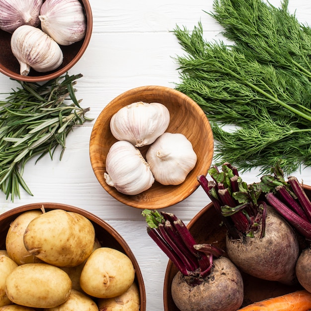 Foto gratuita patatas naturales y ajo y eneldo