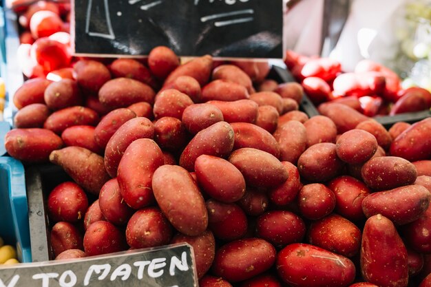 Patatas rojas a la venta en el puesto del mercado.