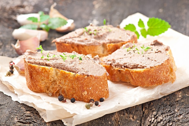 Foto gratuita paté de hígado de pollo con aperitivo casero de carne salada y aceitunas