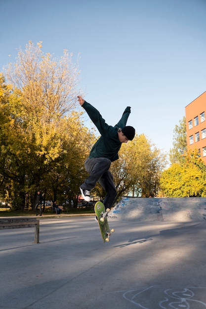 Patinador adolescente rebelde de tiro completo