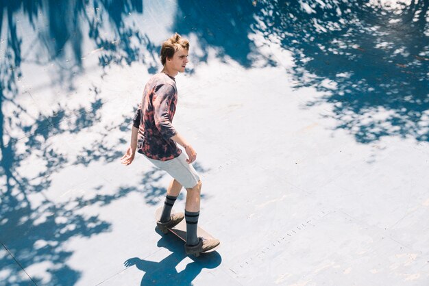 Patinador a bordo en un día soleado