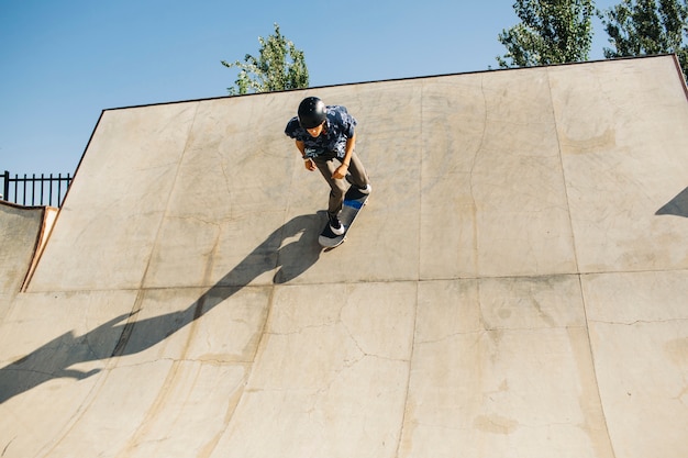 Foto gratuita patinador con casco en el half pipe