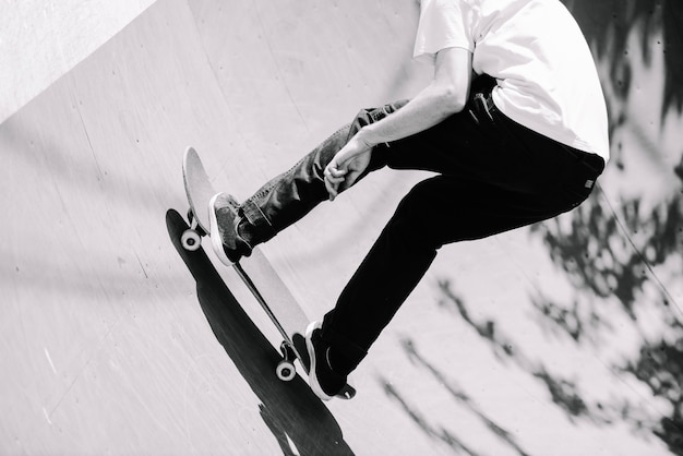 Patinador de cultivos en paseo en skatepark