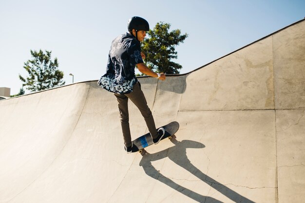 Patinador joven con camisa y casco