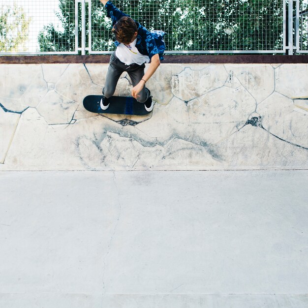 Patinador joven con estilo profesional