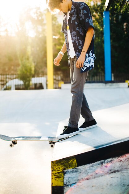 Patinador joven listo para saltar