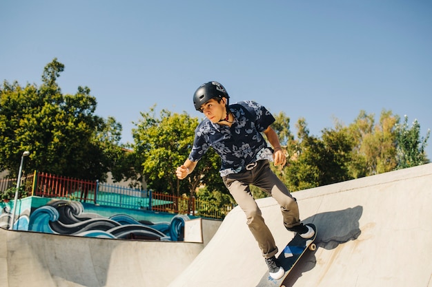 Foto gratuita patinador joven mejorando sus habilidades