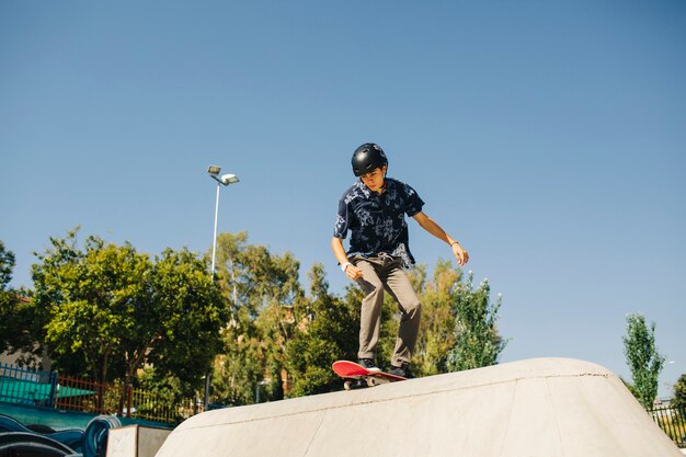 Patinador joven practicando