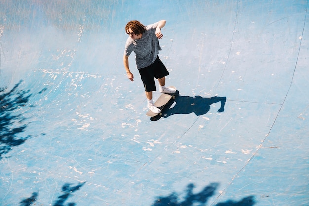 Patinador con rastas en la rampa