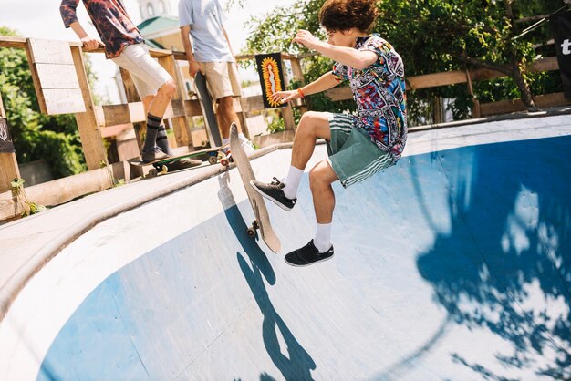 Patinador realizando truco