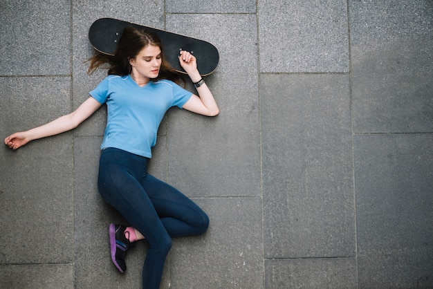 Foto gratuita patinador relajante en el suelo