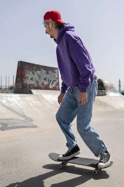 Patinador con sombrero de camionero