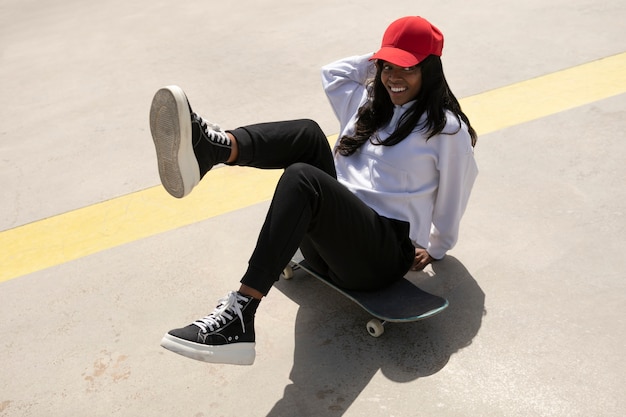 Foto gratuita patinador con sombrero de camionero