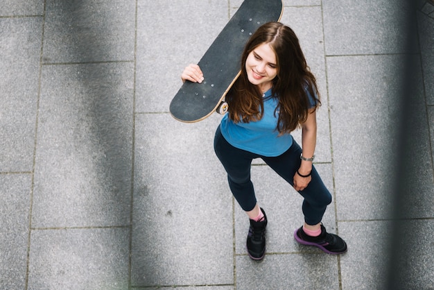 Foto gratuita patinador sonriente con patín