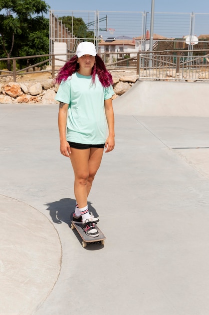 Patinador de tiro completo con gorra