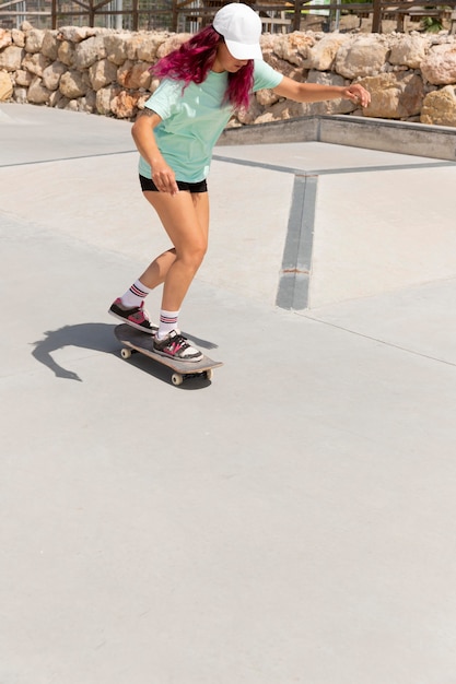 Patinador de tiro completo haciendo trucos