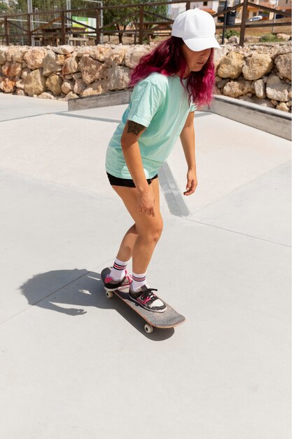 Patinador de tiro completo con tabla al aire libre