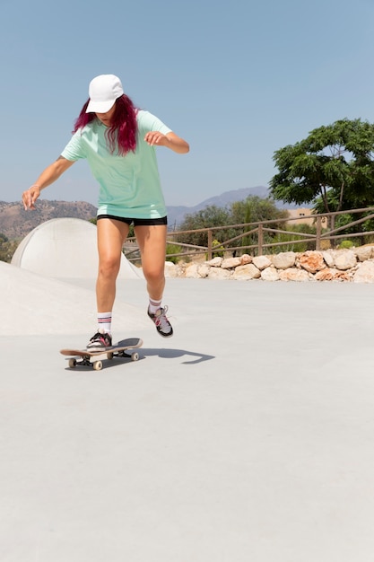 Foto gratuita patinador de tiro completo con tabla