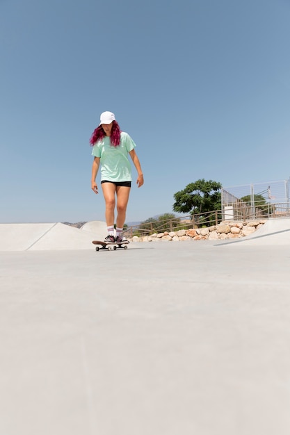 Patinador de tiro largo con tabla