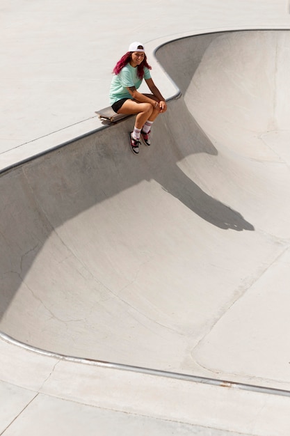 Foto gratuita patinador de tiro largo con tablero exterior