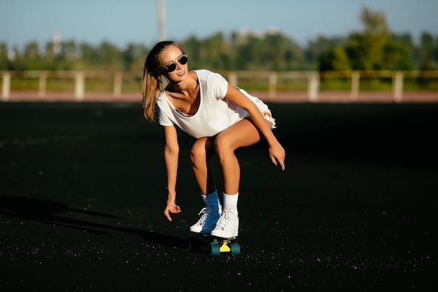 La patinadora se mueve en la puesta de sol.