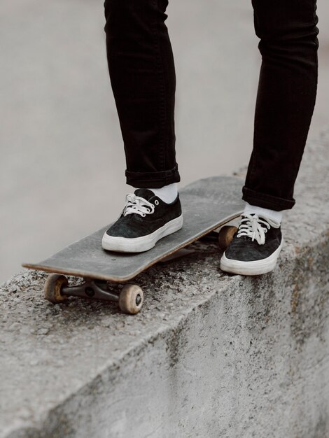 Patinadora practicando skate al aire libre