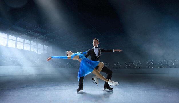 Patinaje artístico en pista de hielo