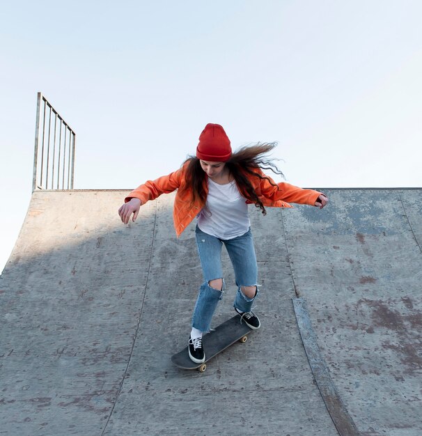 Foto gratuita patinaje de niña adolescente de tiro completo