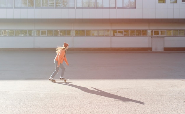 Foto gratuita patinaje de niña de tiro completo