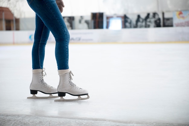 Foto gratuita patinaje sobre hielo de mujer de vista lateral