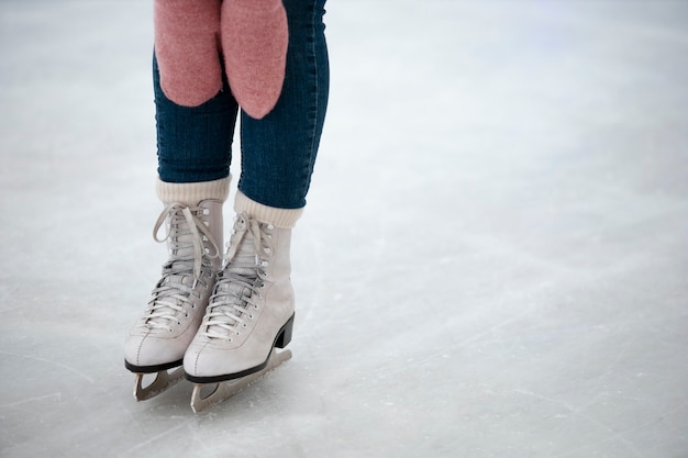 Patinaje sobre hielo de mujer de vista lateral