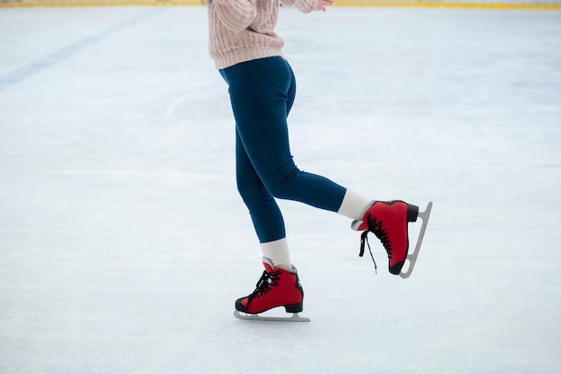 Foto gratuita patinaje sobre hielo de mujer de vista lateral