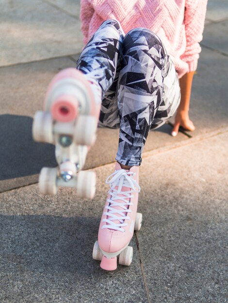 Patines desenfocados en mujer con polainas