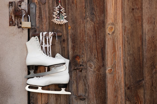 Foto gratuita patines de hielo al aire libre bodegón