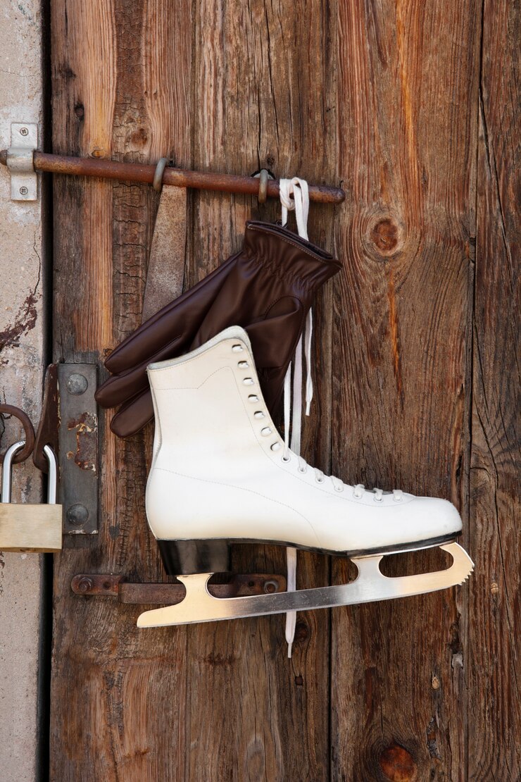 Foto gratuito patines de hielo al aire libre bodegón