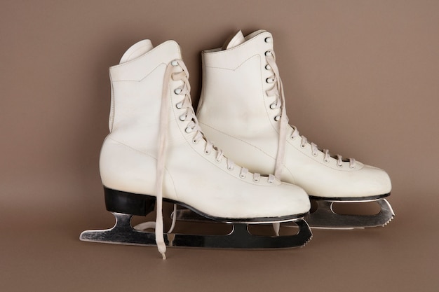 Foto gratuita patines de hielo en bodegón de estudio