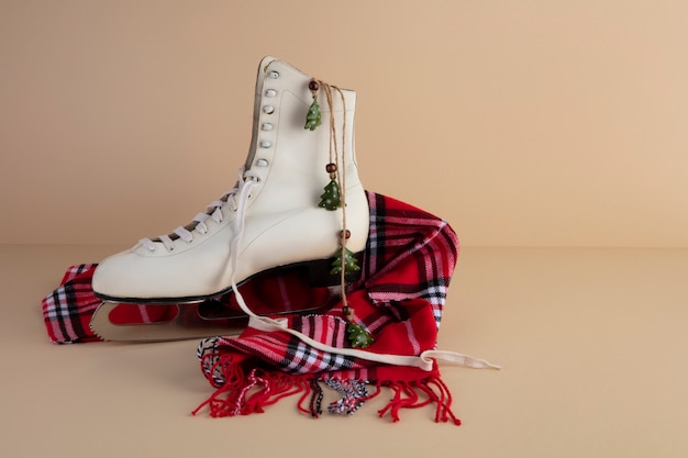 Foto gratuita patines de hielo en bodegón de estudio