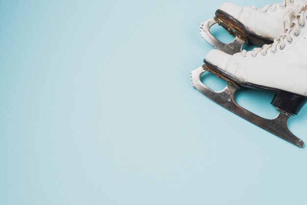 Patines de hielo de cultivo en azul