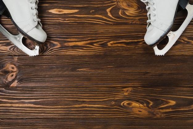 Patines de hielo de cultivo en la mesa de madera